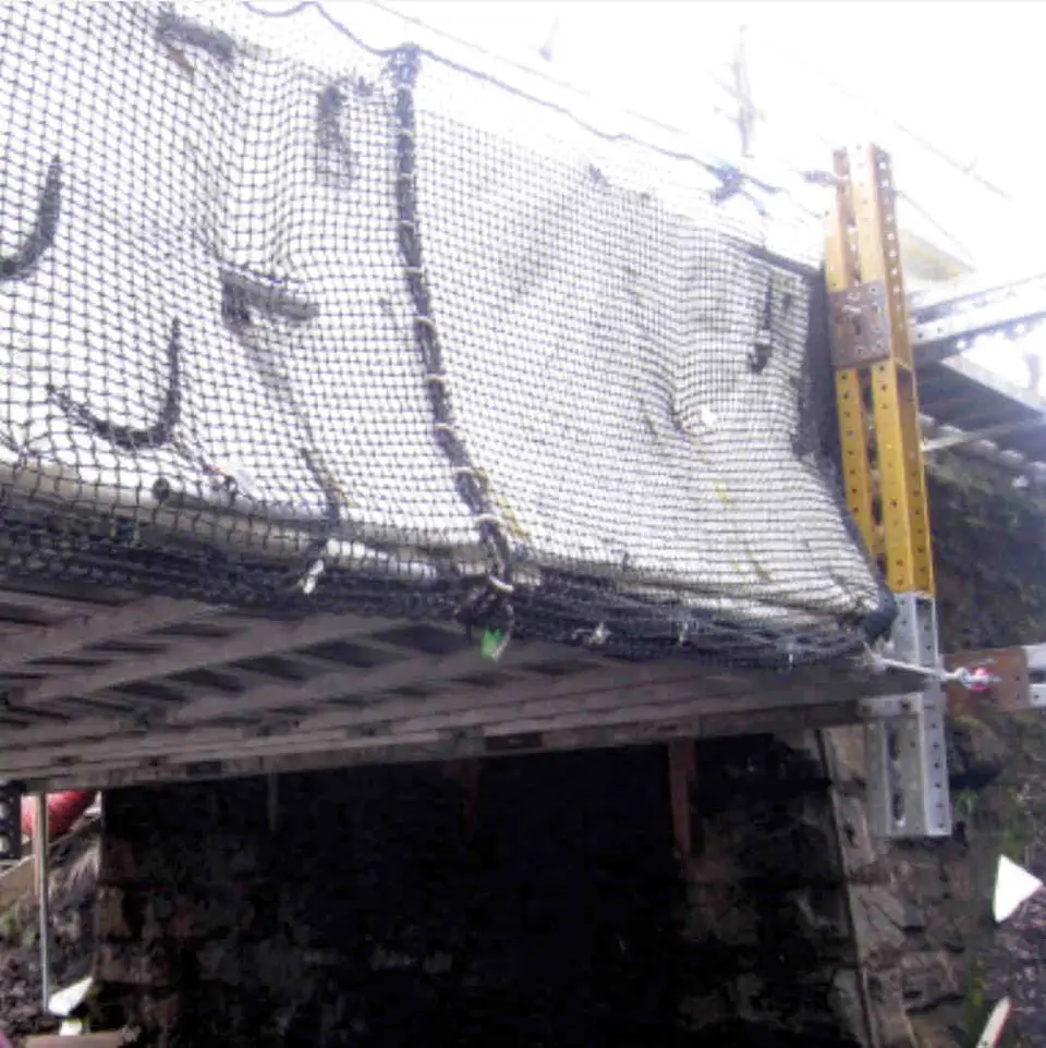 Prevent dropped objects accidents and contamination